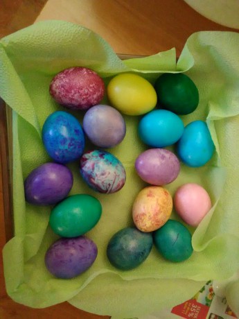 Toník - barvení vajíček